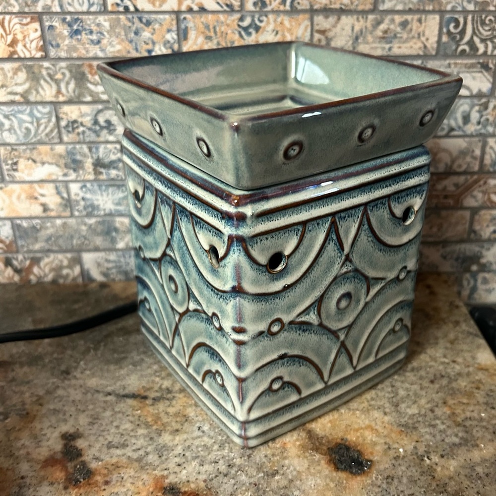 Scentsy full size warmer.
